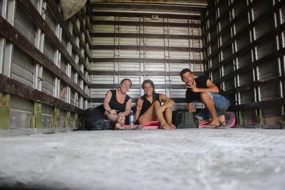L wie Leere Lastwagen: Im Laderaum in Kolumbien: Für uns Tramper ist es ein Segen, dass viele LKWs leer unterwegs sind