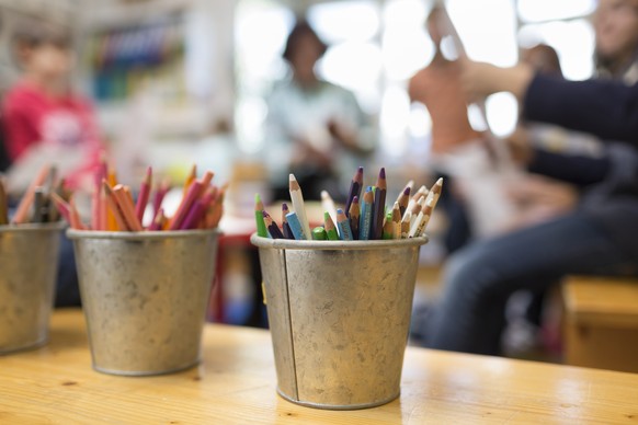 THEMENBILD ZUR KANTONALEN ABSTIMMUNG FREMDSPRACHENINITIATIVE ZUERICH; LEHRPLAN 21 SOLOTHURN --- Crayons at the day school Bungertwies in Zurich, Switzerland, on March 12, 2015. The school has two kind ...