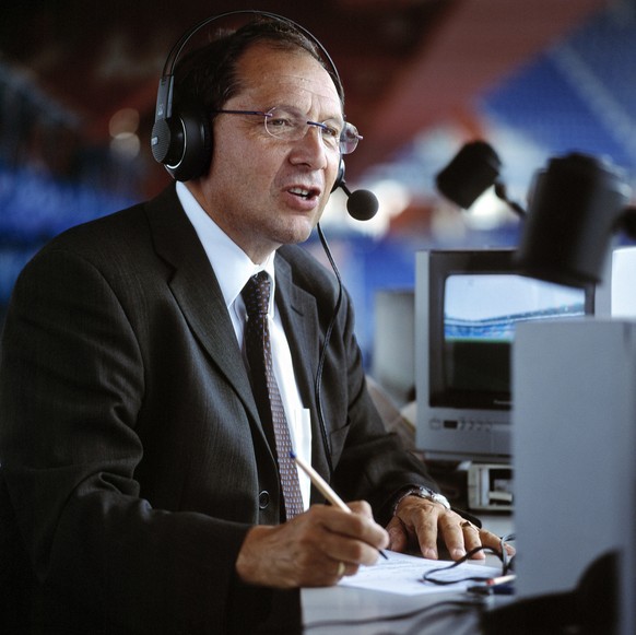 Beni Thurnheer, Schweizer Sportkommentator, bereitet sich am 21. August 2002 an einem Kommentatorenpult im St. Jakob Stadion in Basel auf einen Einsatz vor. (KEYSTONE/Gaetan Bally) === , ===