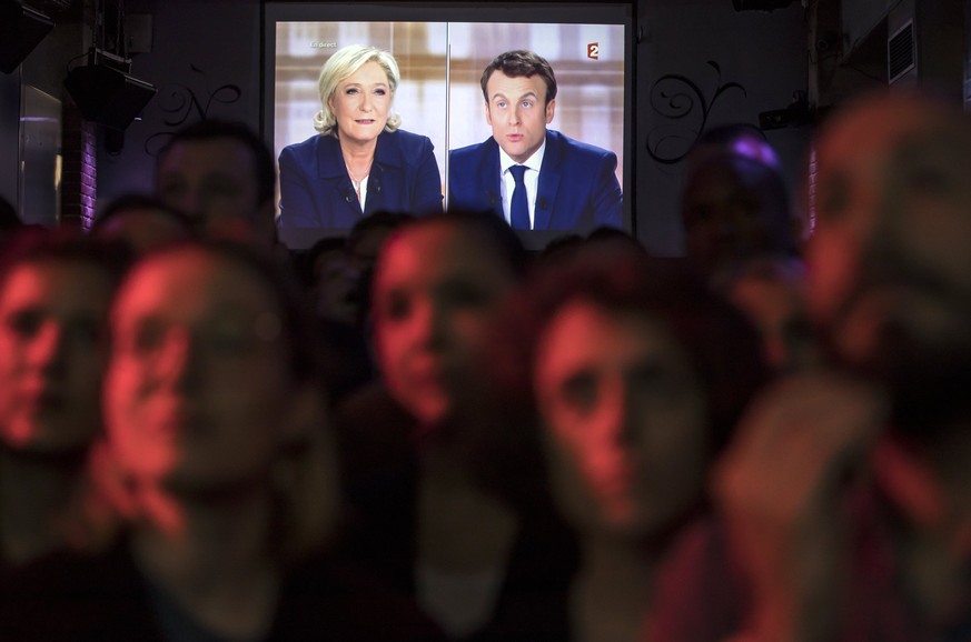 epaselect epa05942651 Supporters of French presidential election candidate Emmanuel Macron for the &#039;En Marche!&#039; movement (Onwards!) watch a live brodcast of the face-to-face televised debate ...
