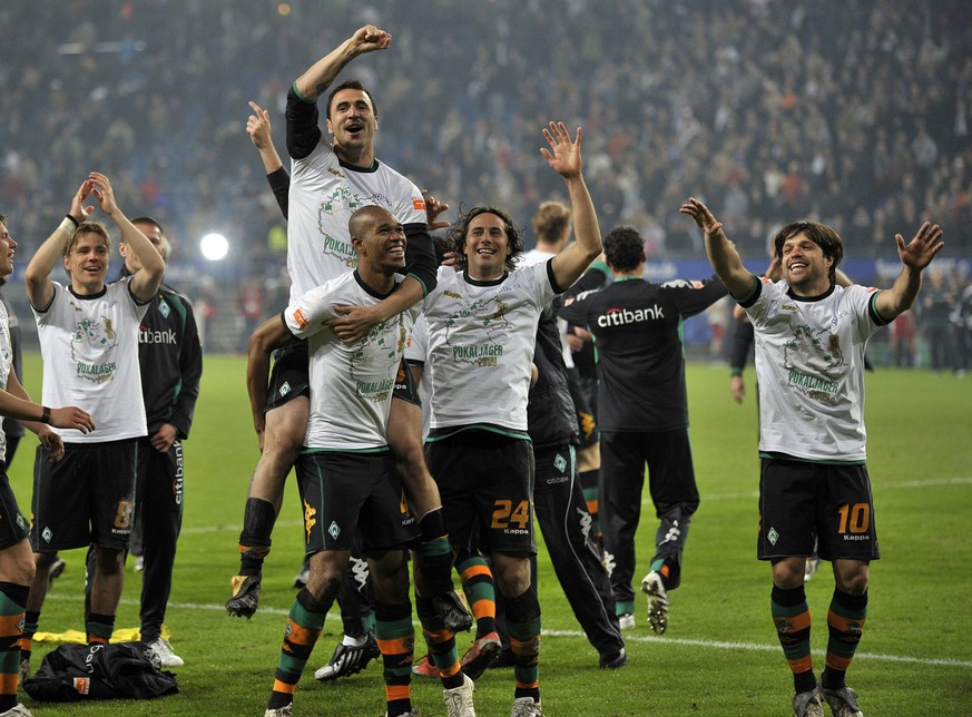 Team Bremen celebrates after the German Soccer Cup, DFB-Pokal, semifinal match between Hamburger SV and Werder Bremen in Hamburg, northern Germany, Wednesday, April 22, 2009. (AP (AP Photo/Axel Heimke ...