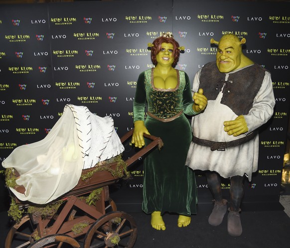 Model and television personality Heidi Klum, left, and boyfriend Tom Kaulitz dressed as Shrek and Princess Fiona arrive at her 19th annual Halloween party at Lavo New York on Wednesday, Oct. 31, 2018, ...