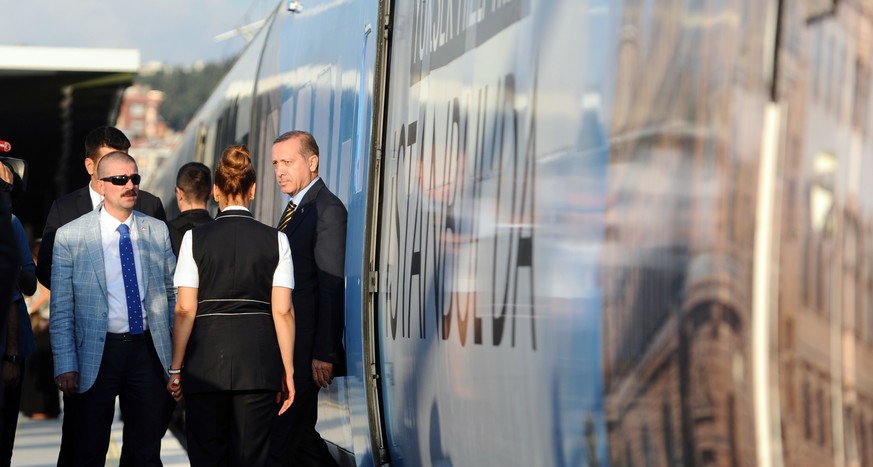 Erdogan (rechts) bei der Ankunft in Istanbul: Die Reise verlief nicht ganz nach Plan.