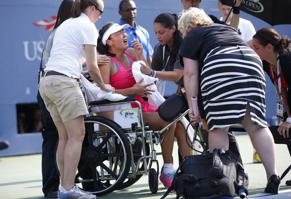 Peng Shuai muss im Halbfinal gegen Wozniacki aufgeben und wird mit dem Rollstuhl vom Platz gefahren