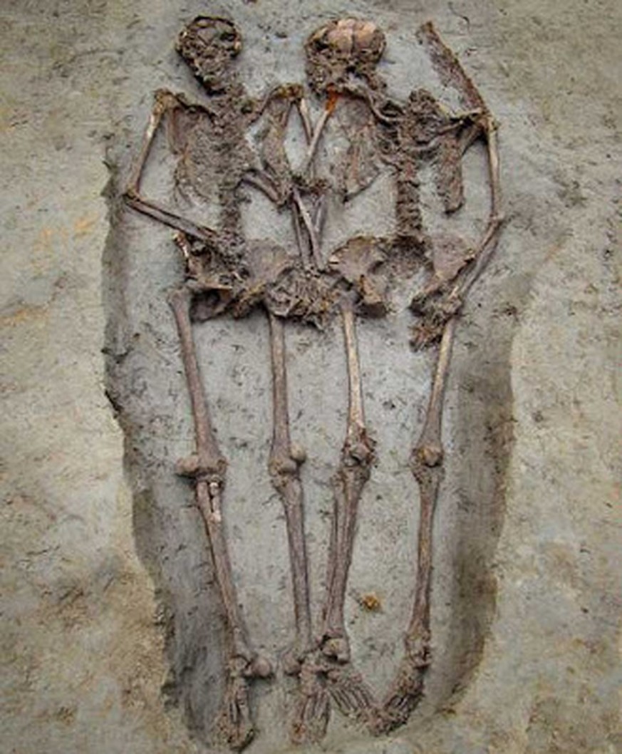 Skelette in einem römischen Grab in Modena, Italien