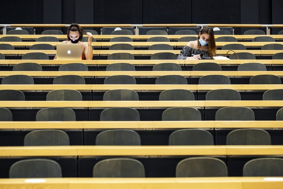 ARCHIVBILD ZUM HEUTIGEN ENTSCHEID DES BUNDESRATES BETREFFEND DER WIEDEREROEFFNUNG PRAESENZUNTERRICHT AN HOCHSCHULEN - , AM MITTWOCH, 14. APRIL 2021 - Studentinnen und Studenten mit Masken an der Unive ...