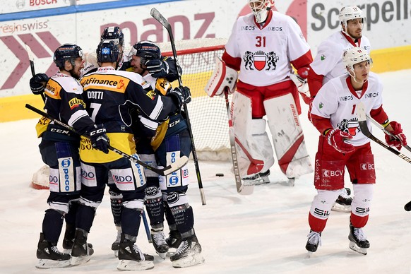 Ambri&#039;s player Dario Rohrbach, center, celebrates with team mates the 1-0 goal , during the preliminary round game of National League Swiss Championship 2018/19 between HC Ambri Piotta and LCH La ...