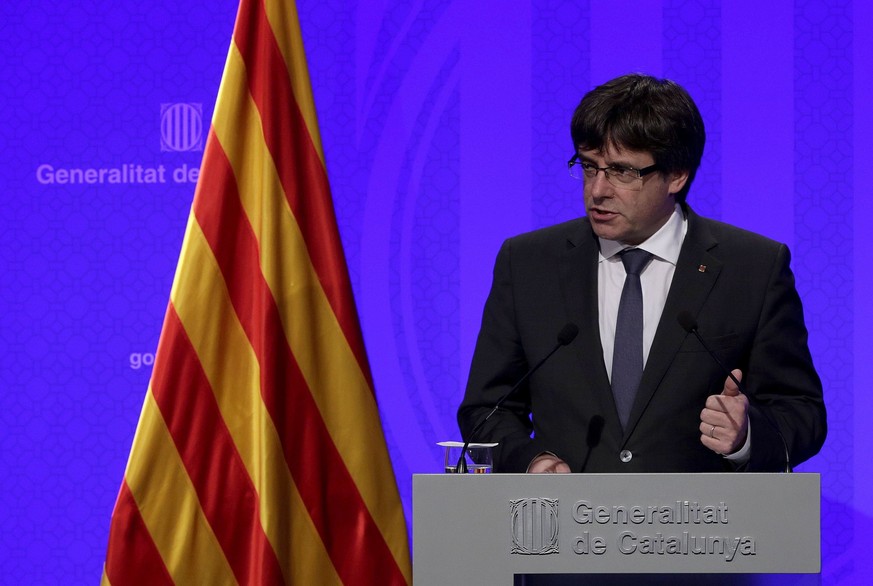 epa06239942 Catalan President, Carles Puigdemont, gives a press conference, in Barcelona, northeastern Spain, 02 October 2017. Puigdemont asked for an &#039;international mediation&#039; to deal with  ...