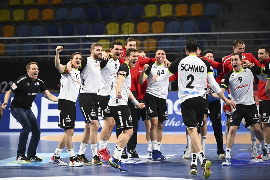 epa08937776 Players of Switzerland celebrate their win after the match between Austria and Switzerland at the 27th Men&#039;s Handball World Championship in Cairo, Egypt, 14 January 2021. EPA/Anne-Chr ...
