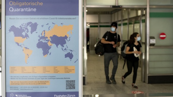 Ein Plakat weist auf die Obligatorische Quarantaene bei der Einreise aus bestimmten Laendern, bei der Ankunft am Flughafen Zuerich, aufgenommen am Dienstag, 21. Juli 2020. (KEYSTONE/Alexandra Wey)