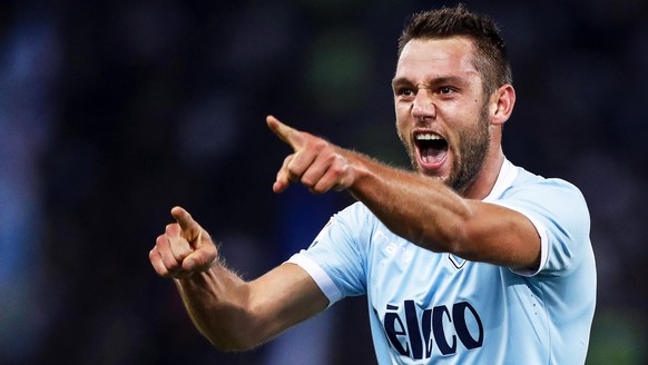 epa06216391 Lazio&#039;s Stefan de Vrij celebrates after scoring the 1-0 lead during the Italian Serie A soccer match between SS Lazio and SSC Napoli at Olimpico stadium in Rome, Italy, 20 September 2 ...
