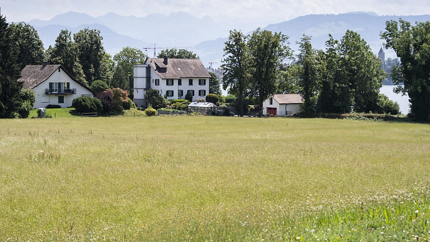 Dieses rund 18&#039;000 Quadratmeter grosse Grundstück in Rapperswil-Jona direkt am Zürichsee hat Tennisspieler Roger Federer gekauft . Wann mit dem Bau der Villa mit Tennisplatz begonnen wird, ist no ...