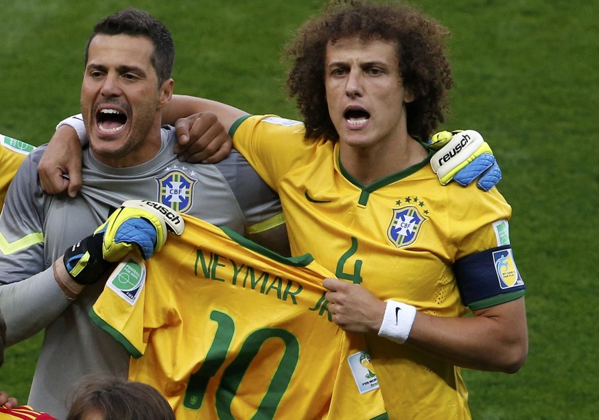 Captain David Luiz und Goalie Julio Cesar mit dem Neymar-Shirt in der Hand beim Singen der Nationalhymne.