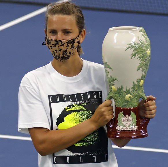 epa08634114 Victoria Azarenka of Belarus holds up the Rookwood Cup trophy after Naomi Osaka of Japan withdraws from the women&#039;s finals match due to an injury at the Western and Southern Open at t ...