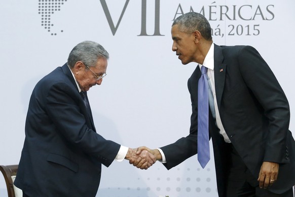 U.S. Präsident Barack Obama trifft sich mit Kubas &nbsp;Raul Castro in Panama City am 11. April.