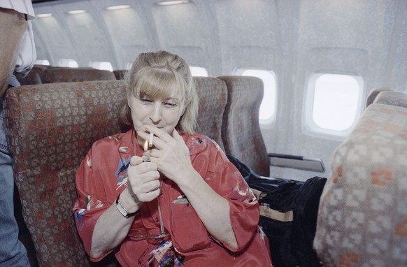 Olga Shkromeda zündet sich 1993 im Flugzeug von Chicago nach Los Angeles eine Zigarette an: Der Flug war nur für Raucher gestattet und Teil einer Testreihe die zeigen sollte, ob die Nachfrage nach dem ...