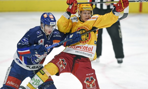 Der Zuercher Tim Berni, links. gegen den Tiger Harri Pesonen, rechts, beim Eishockeyspiel der National League ZSC Lions gegen die SCL Tigers in Zuerich am Dienstag, 14. Januar 2020. (KEYSTONE/Walter B ...