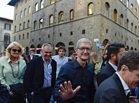 epa06263800 Apple CEO Tim Cook (C) arrives at the Odeon movie theatre to attend a conference about young publishers, in Florence, Italy, 13 October 2017. EPA/MAURIZIO DEGL INNOCENTI