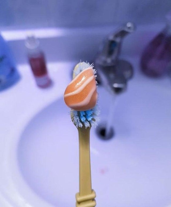 Hoffen wir mal, dass nicht die Geschmacksrichtung der Anreiz war, die Zahnpasta wie Lachs aussehen zu lassen.