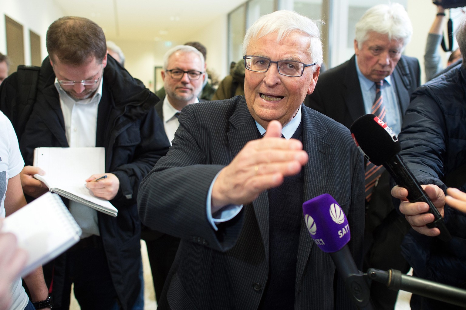 epa05139462 Theo Zwanziger (C), former president of the German Football Association (DFB), talks to journalists at the regional court in Duesseldorf, Germany, 02 February 2016. The Qatar Football Asso ...