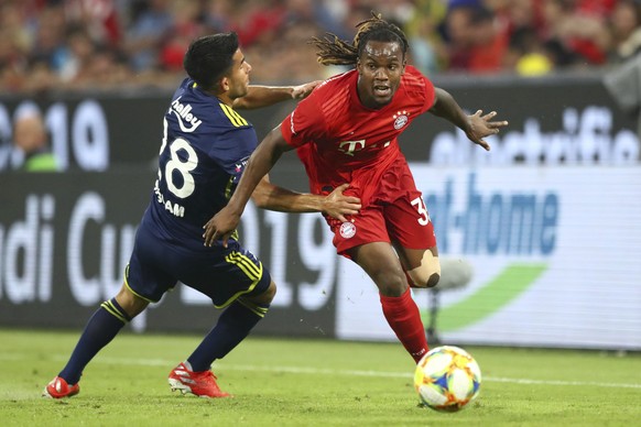 Bayern&#039;s Renato Sanches, right, and Fenerbahce&#039;s Murat Saglam challenge for the ball during the friendly soccer Audi Cup match between FC Bayern Munich and Fenerbahce Istanbul at the Allianz ...
