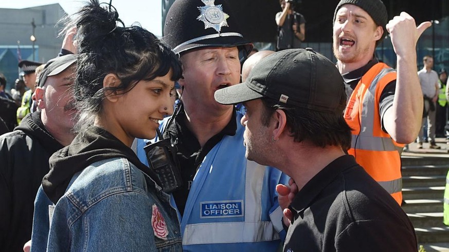Saffiyah Khan, eine junge Frau aus Birmingham, stellt sich einem pöbelnden English Defence League-Demonstrant entgegen. Wunderschön, ihr leicht belustigter Ausdruck, den sie für diesen Wutbürger aufbr ...
