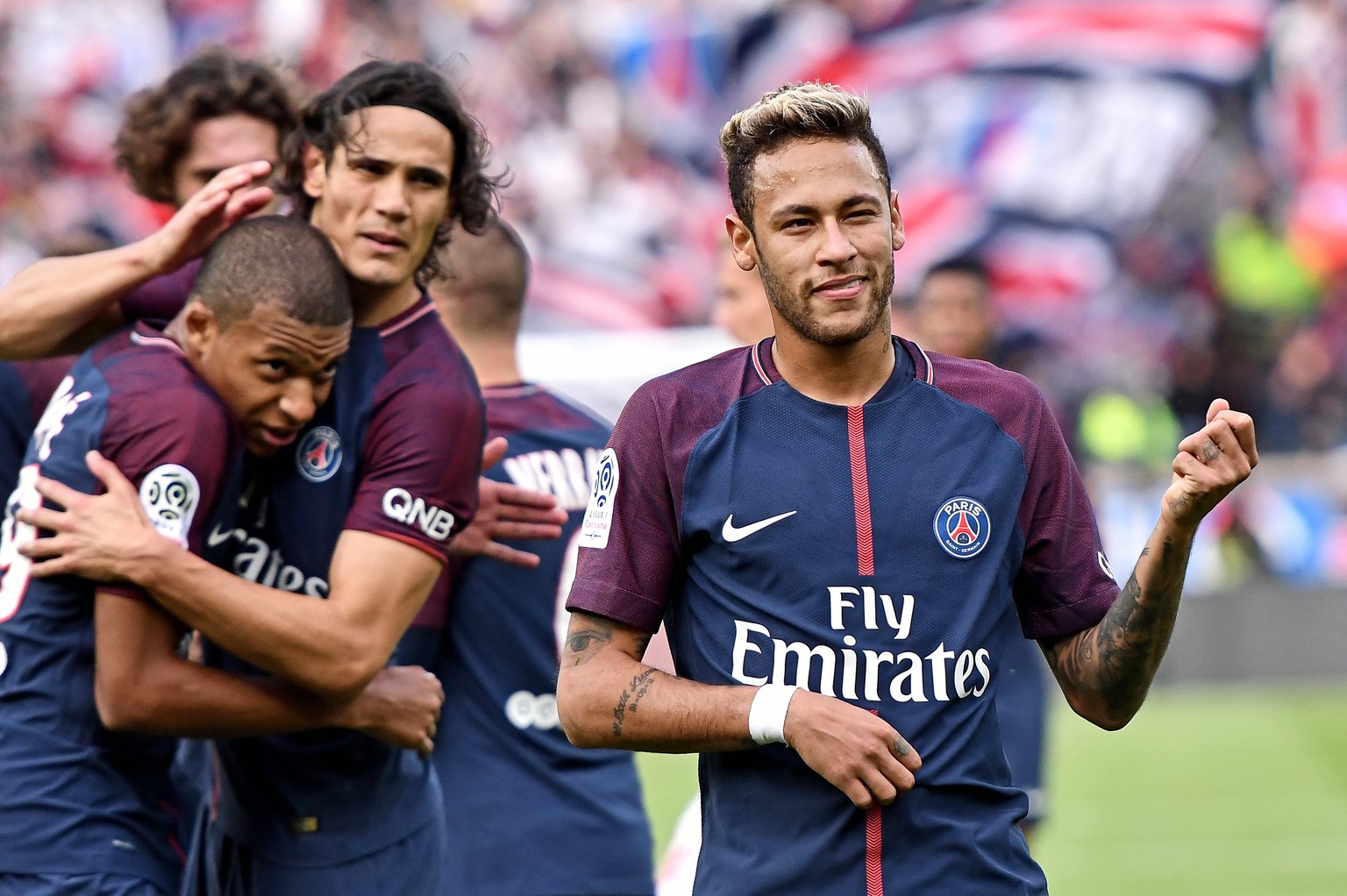 epa06236335 Paris Saint Germain&#039;s Neymar Jr. (R) celebrates with team mates Kylian Mbappe (L) and Edinson Cavani (C) after scoring a goal during the French Ligue 1 soccer match between Paris Sain ...