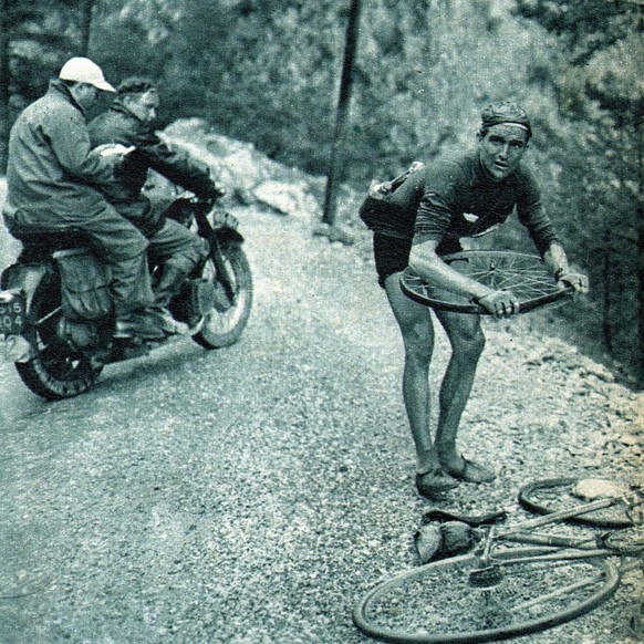 Brulé flickt an der Tour de France 1950 einen Platten.