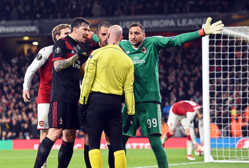 epa06606799 Milan&#039;s goalkeeper Gianluigi Donnarumma (R) argues with Swedish referee Jonas Eriksson (C) during the UEFA Europa League round of 16, second leg soccer match between Arsenal FC and AC ...