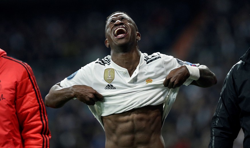 epa07416040 Real Madrid&#039;s Vinicius Junior leaves the field injured during the UEFA Champions League round of 16 second leg match between Real Madrid and Ajax at the Santiago Bernabeu stadium in M ...