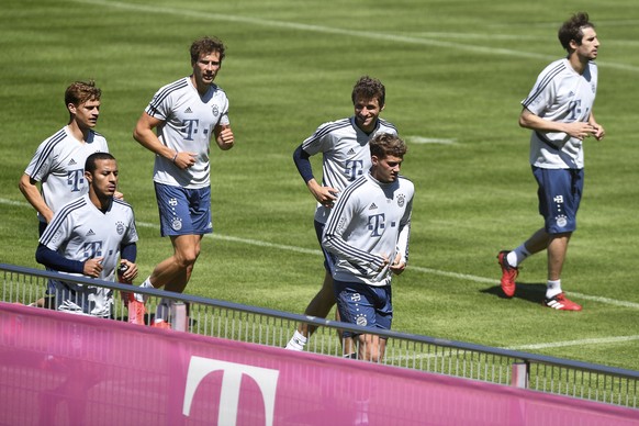 epa08404493 Bayern Munich players attend their team&#039;s training session at the German Bundesliga club&#039;s ground in Munich, Germany, 06 May 2020. The German Football Association (DFL) has prese ...