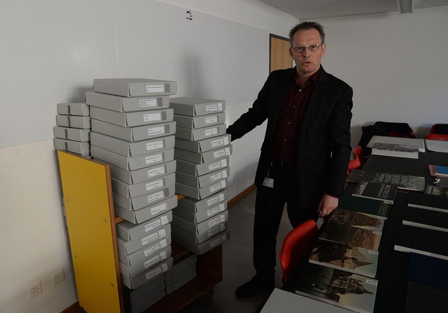 Jochen Hesse, der Leiter der Graphischen Sammlung der Zentralbibliothek Zürich, mit der Sammlung der Photochrom-Bilder.