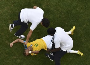 Neymar wird vor der Verlängerung gepflegt.