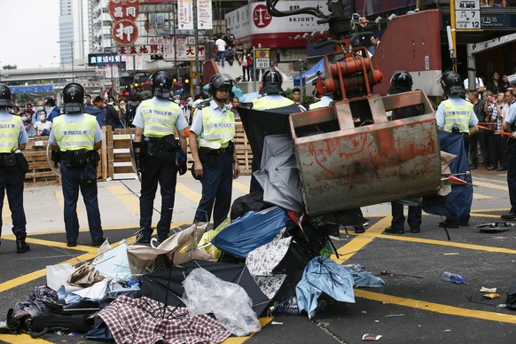 Das Aufräumen nach der Schlacht in Mongkok.