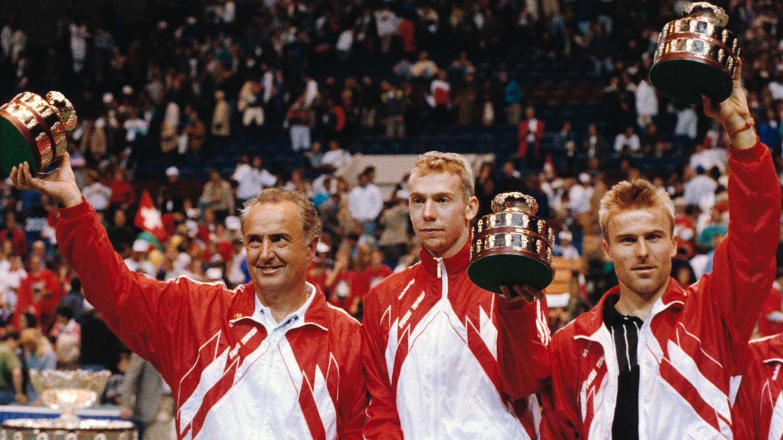 Dimitri Sturdza, Trainer des Schweizer Davis-Cup-Teams, links, Spieler Marc Rosset, Mitte, und Mannschaftscaptain Jakob Hlasek, rechts, posieren im Dezember 1992, in Fort Worth, Texas, als Verlierer,  ...