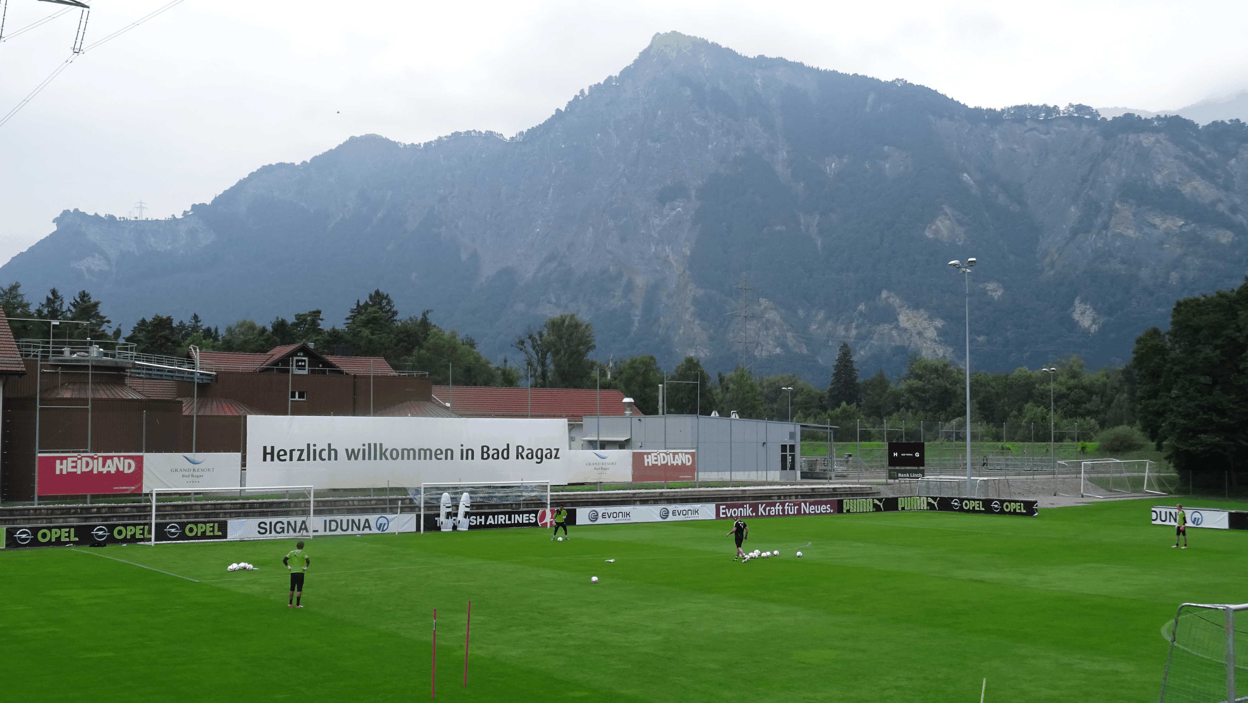 Vor der eindrücklichen Bergkulisse in Bad Ragaz fechten die Dortmund-Goalies ihren Rangkampf aus.