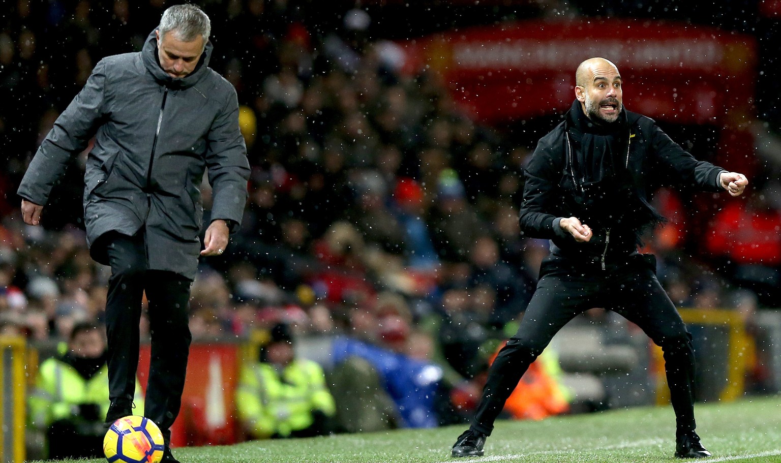 epa06381914 Manchester United&#039;s manager Jose Mourinho (L) and Manchester City&#039;s manager Pep Guardiola (R) during the English premier league soccer match between Manchester united and Manches ...