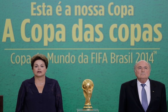 Brasiliens Präsidentin Dilma Rousseff mit Sepp Blatter: Die Stadionbesucher stehen ihr kritisch gegenüber.&nbsp;