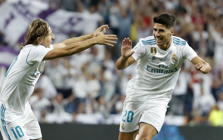 epa06147735 Real Madrid&#039;s striker Marco Asensio (R) celebrates with teammate Luka Modric during the Super Cup second leg match between Real Madrid and FC Barcelona at the Santiago Bernabeu stadiu ...