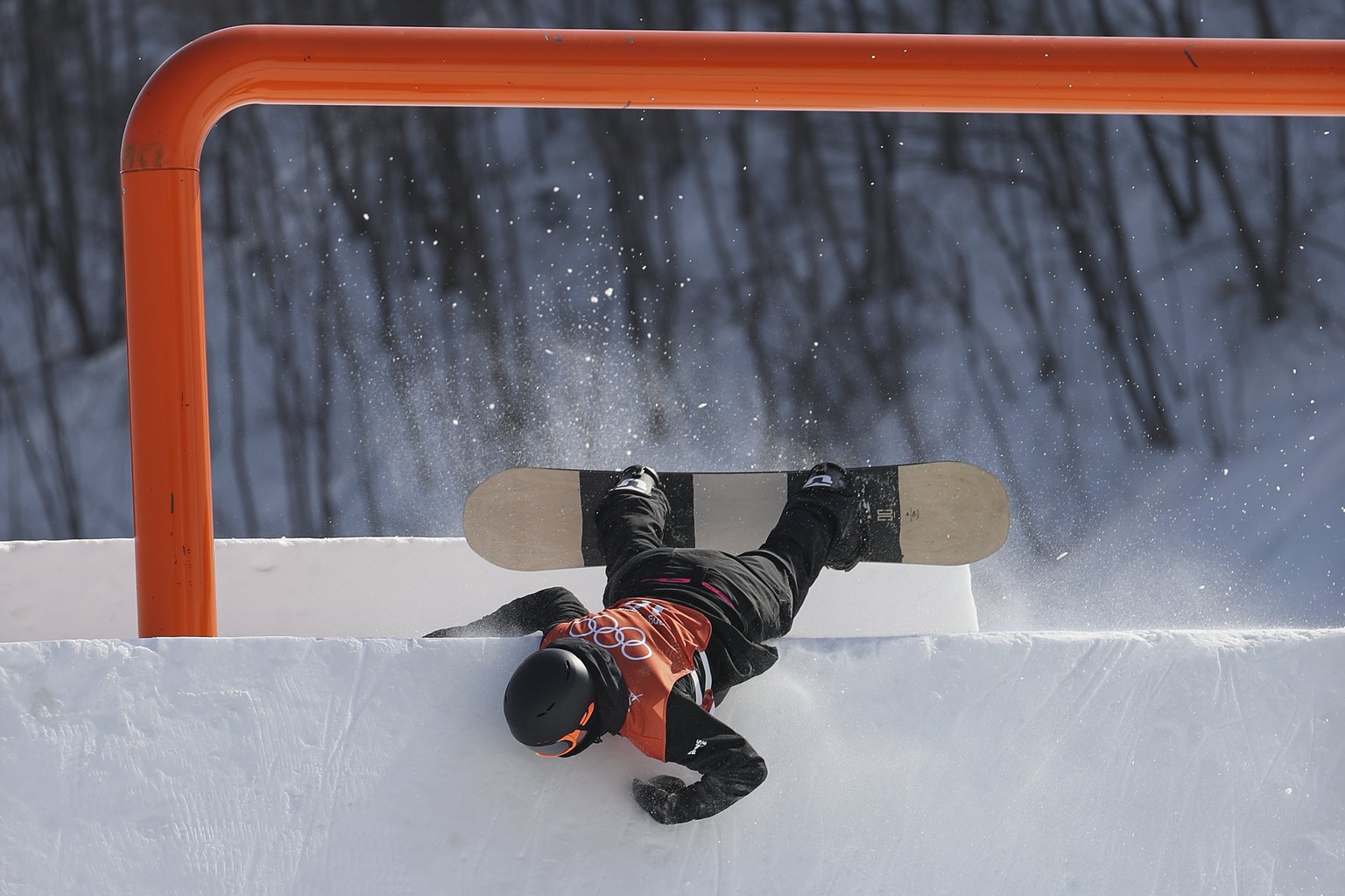 epa06504825 Tiarn Collins of New Zealand falls during the men&#039;s snowboard slopestyle training session in the Phoenix Snow Park, which will host the Freestyle Skiing and Snowboard events of the Py ...