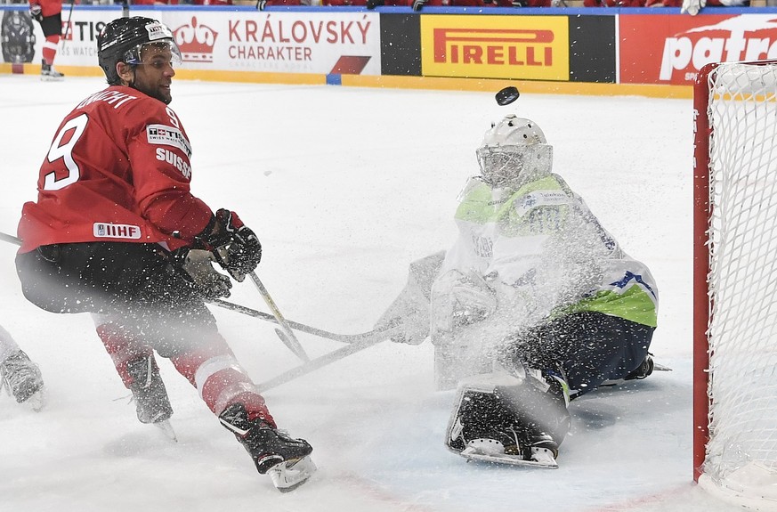 epa05946442 Switzerland’s Thomas Ruefenacht (L) and Slovenia’s goaltender Gasper Kroselj in action during the 2017 IIHF Ice Hockey World Championship group B preliminary round match between Switzerlan ...