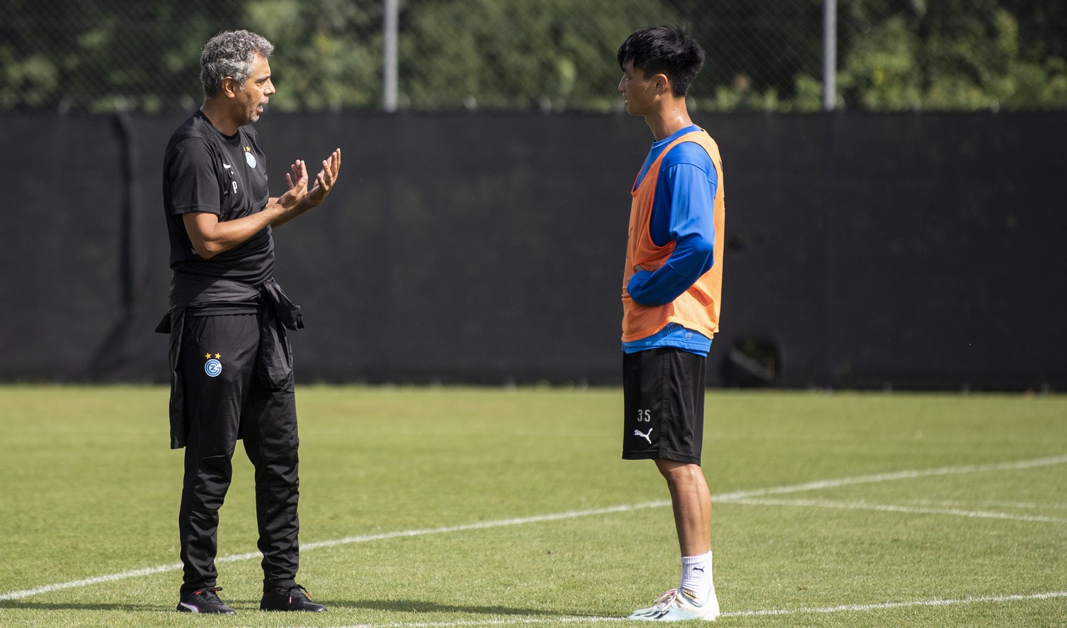 GC Trainer Joao Carlos Pereira spricht mit Ming-Yang Yang in seinem ersten Training fuer die Saisonvorbereitung der Saison 2020/2021 vom Grasshopper Club Zuerich, aufgenommen am Montag, 17. August 202 ...
