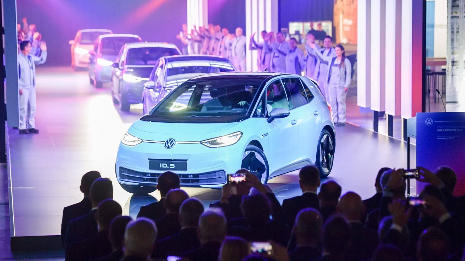 epa07971807 ID.3 cars during a presentation on the occasion of the start of the production of the new electric car Volkswagen ID.3 at the Volkswagen (VW) vehicle factory in Zwickau, Germany 04 Novembe ...