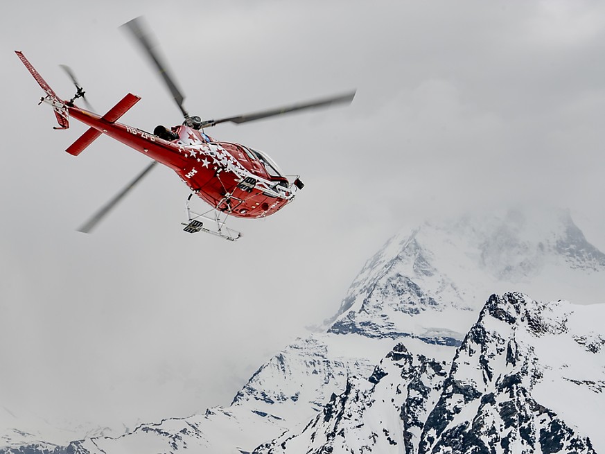 Im Kanton Wallis ist bei einem Helikopterunfall eine Person ums Leben gekommen. Ein zweiter Insasse des Helikopters hat den Unfall