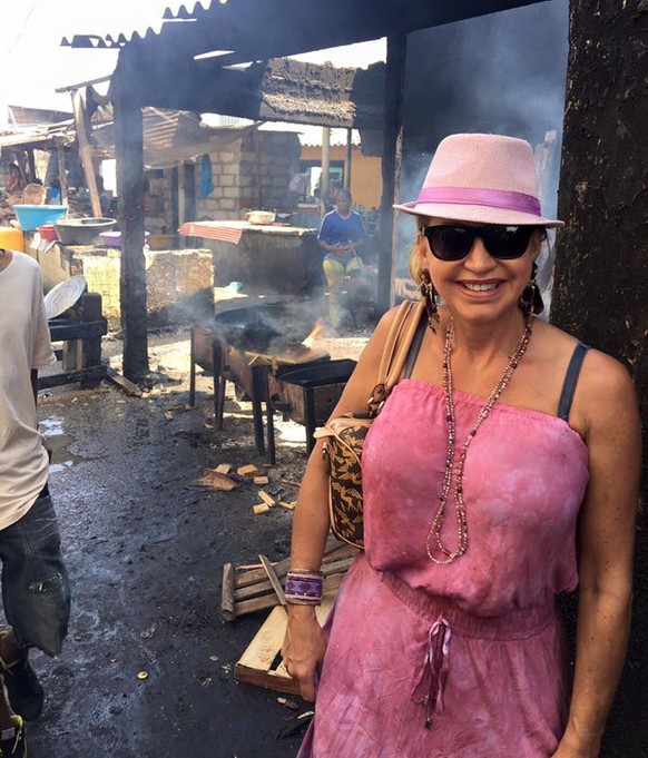 «Heute ging es mal in die Slums ( Markt ) nach Cartagena !!!», schreibt die Geiss unter ihren Beitrag und grinst.