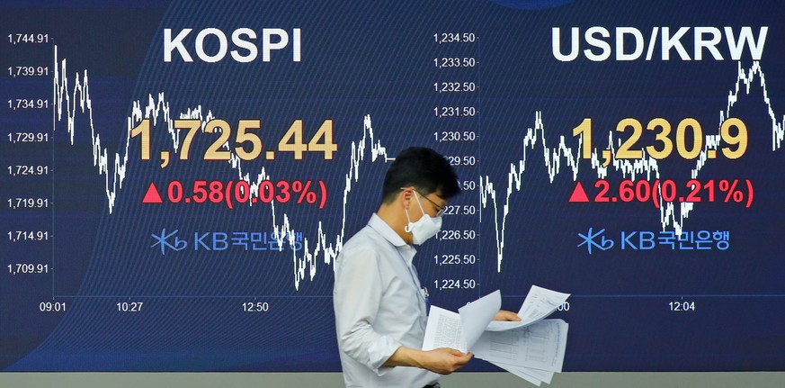 epa08340183 A currency dealer works in the trading room of KB Kookmin Bank in Seoul, South Korea, 03 April 2020, with the benchmark Korea Composite Stock Price Index (KOSPI) edging up 0.58 point, or 0 ...