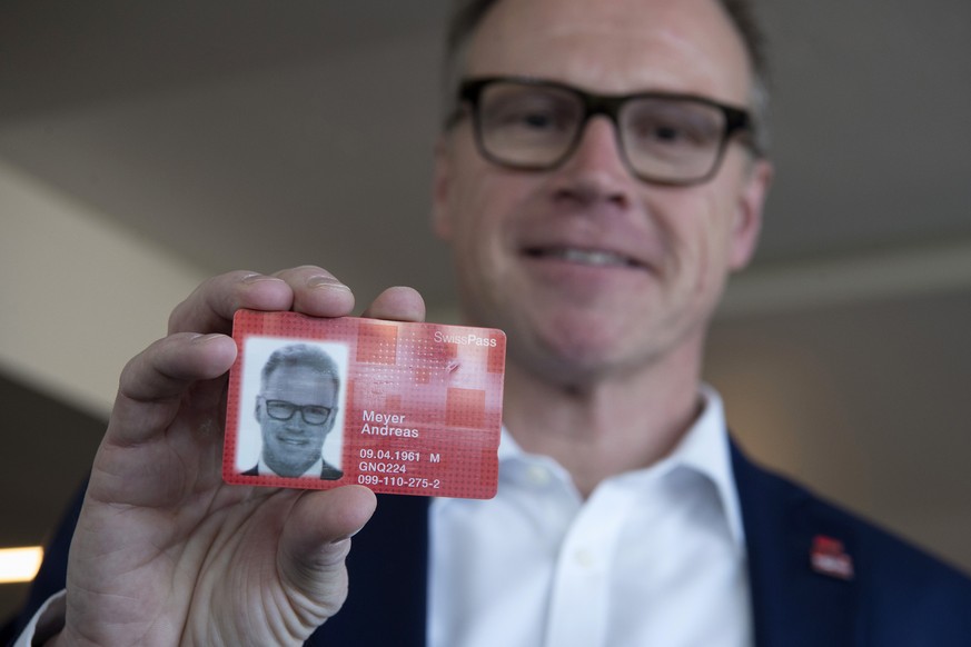 Andreas Meyer, CEO SBB AG, zeigt seinen SwissPass.