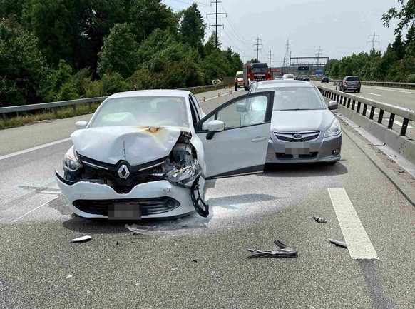 Auf der Autobahn A1 bei Wangen an der Aare BE sind am 20. Juni 2021 drei Personenwagen kollidiert. Ein Auto fing kurzzeitig an zu brennen. Drei Personen erlitten leichte Verletzungen. Sie wurden in ei ...