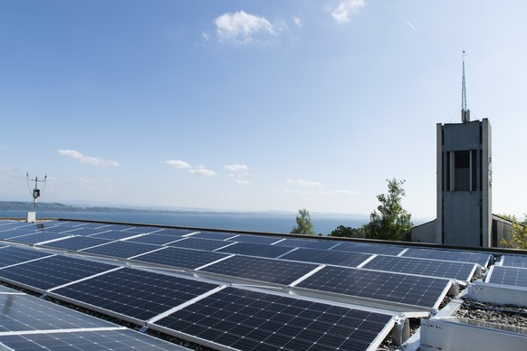 Vue des panneaux solaires de la nouvelle installation photovoltaique Coopsol installes sur le toit du College du Cret-du-Chene a Neuchatel, ce mardi 9 mai 2017. Le toit de l’ecole, mis a disposition p ...