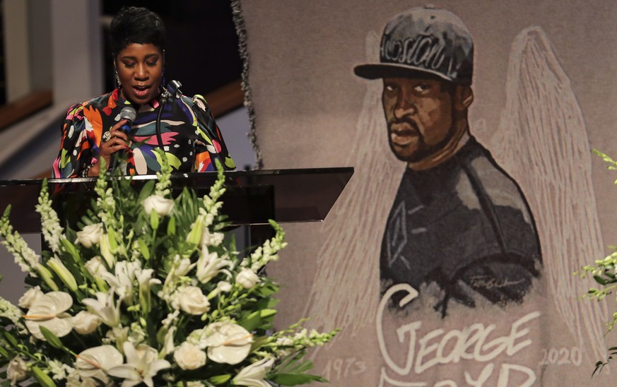 epa08475458 Ivy McGregor reads a resolution during the funeral for George Floyd at The Fountain of Praise church in Houston, Texas, USA, 09 June 2020. A bystander&#039;s video posted online on 25 May, ...